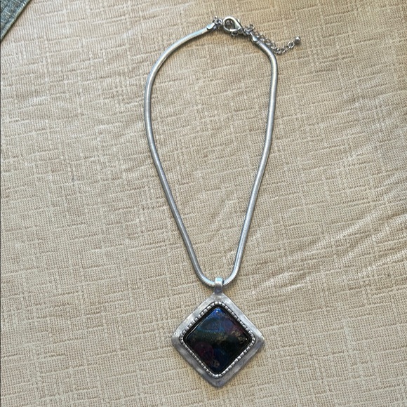 Jewelry - Silvertone pendant necklace